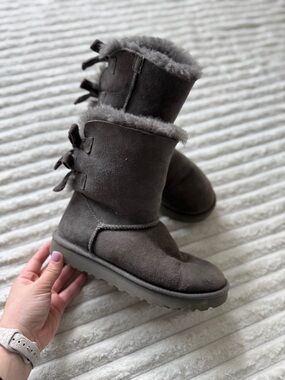 UGG Women's Gray Suede Mid-Calf Shearling Boots Bow Lined Comfort Size 6